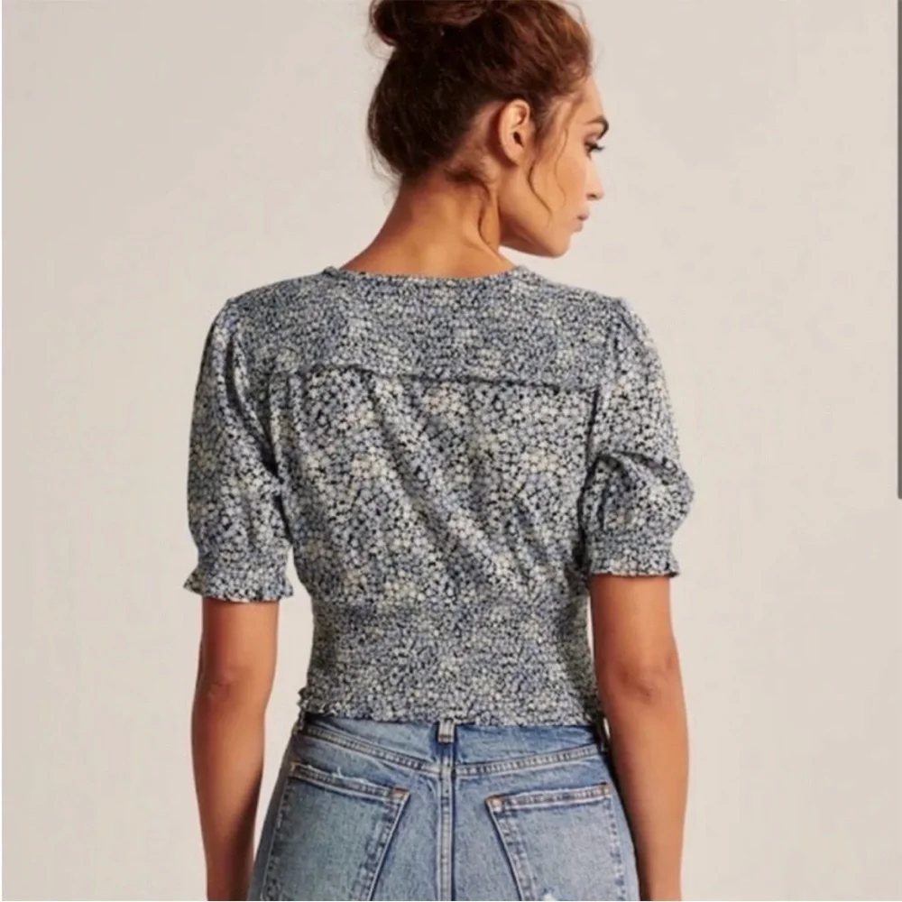 3/$21 Abercrombie & Fitch top - Picture 3 of 9